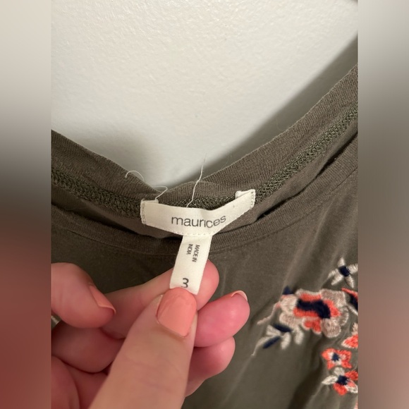 Maurice’s cold shoulder tee with floral detail and faux tie waist. Size 3X - Picture 3 of 5